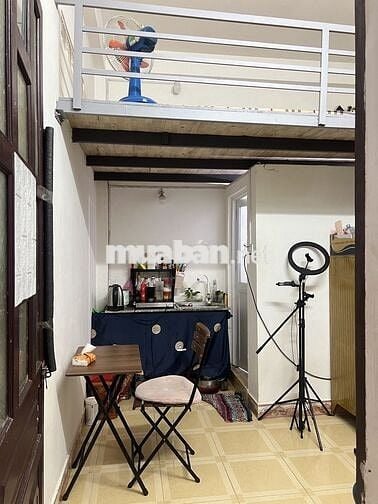 Phòng 35m2 , có gác cao  ngay ngã 4 cộng hoà với hoàng hoa thám ,m