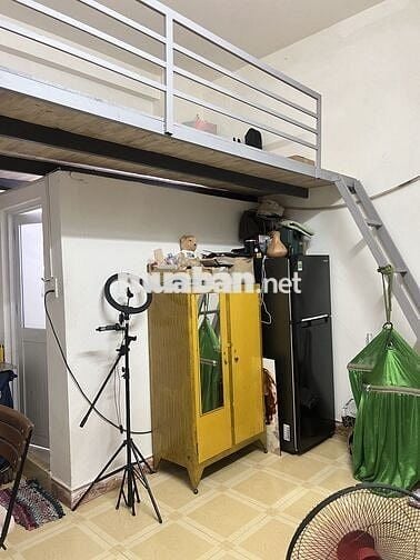 Phòng 35m2 , có gác cao  ngay ngã 4 cộng hoà với hoàng hoa thám ,m