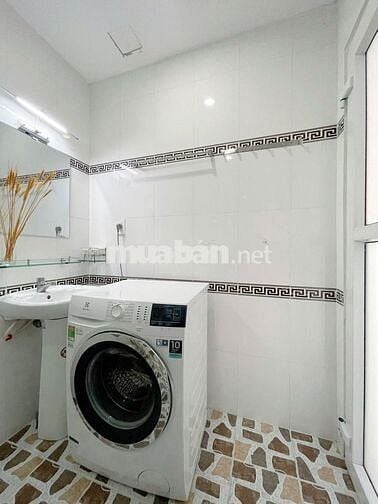 CĂN HỘ BAN CÔNG SIÊU TO NGAY CO.OP MART NHIÊU LỘC Q.3 CÓ THANG MÁY