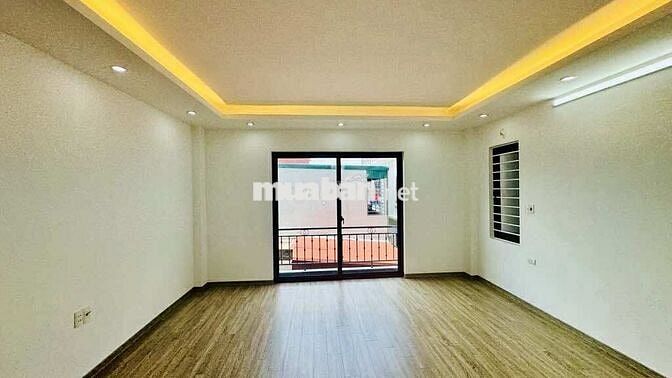 BÁN GẤP NHÀ ĐẸP HOA LÂM - Ô TÔ ĐỖ CỬA , VÀI BƯỚC RA PHỐ .