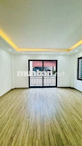 BÁN GẤP NHÀ ĐẸP HOA LÂM - Ô TÔ ĐỖ CỬA , VÀI BƯỚC RA PHỐ .