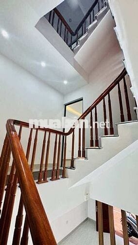 BÁN GẤP NHÀ ĐẸP HOA LÂM - Ô TÔ ĐỖ CỬA , VÀI BƯỚC RA PHỐ .