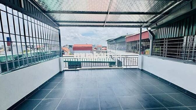 BÁN GẤP NHÀ ĐẸP HOA LÂM - Ô TÔ ĐỖ CỬA , VÀI BƯỚC RA PHỐ .