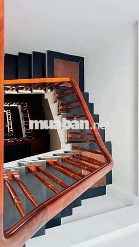 BÁN GẤP NHÀ ĐẸP HOA LÂM - Ô TÔ ĐỖ CỬA , VÀI BƯỚC RA PHỐ .