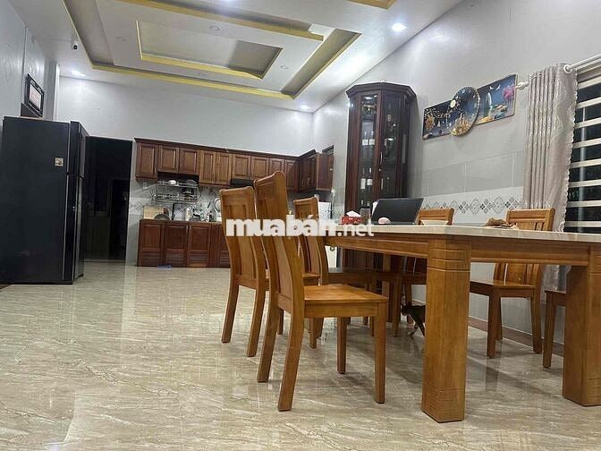 Bán nhà vườn góc hai mặt tiền, diện tích 2250 mét