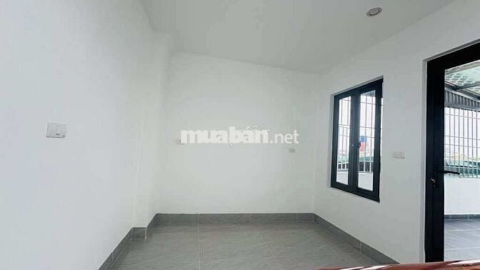 BÁN GẤP NHÀ ĐẸP HOA LÂM - Ô TÔ ĐỖ CỬA , VÀI BƯỚC RA PHỐ .