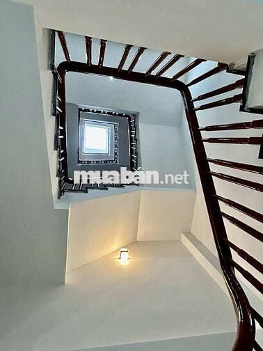 BÁN GẤP NHÀ ĐẸP HOA LÂM - Ô TÔ ĐỖ CỬA , VÀI BƯỚC RA PHỐ .