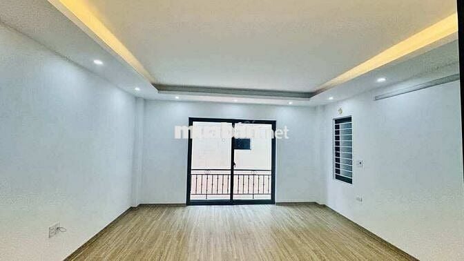 BÁN GẤP NHÀ ĐẸP HOA LÂM - Ô TÔ ĐỖ CỬA , VÀI BƯỚC RA PHỐ .