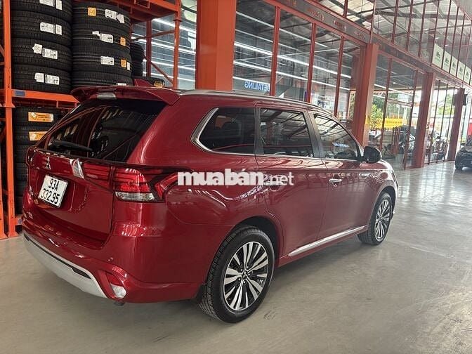 Mitsubishi Outlander Đỏ 7 chỗ