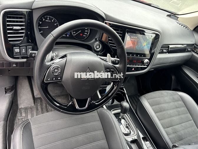 Mitsubishi Outlander Đỏ 7 chỗ