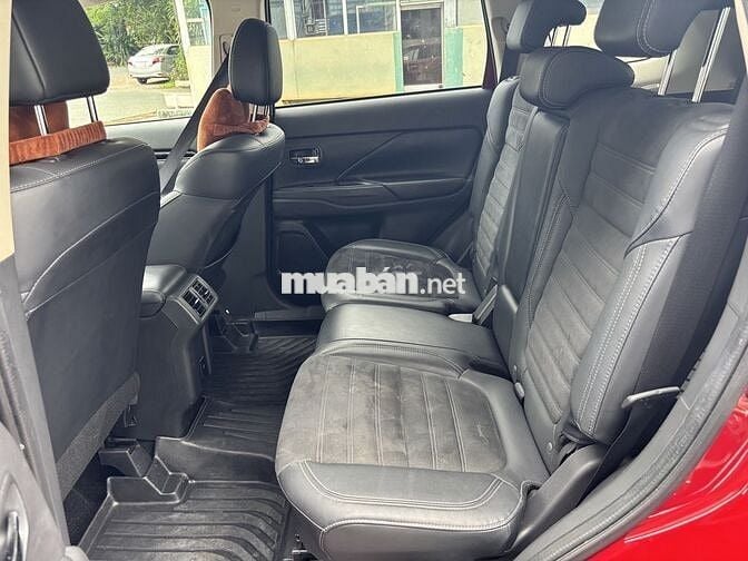 Mitsubishi Outlander Đỏ 7 chỗ
