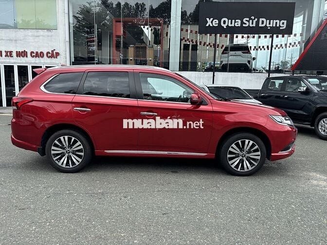 Mitsubishi Outlander Đỏ 7 chỗ