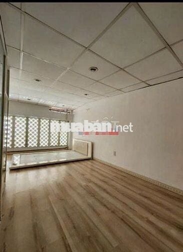 4x18m, Nhà 2 tầng mặt tiền Tam Đảo, Quận 10. 1 trệt, 1 lầu, 2WC