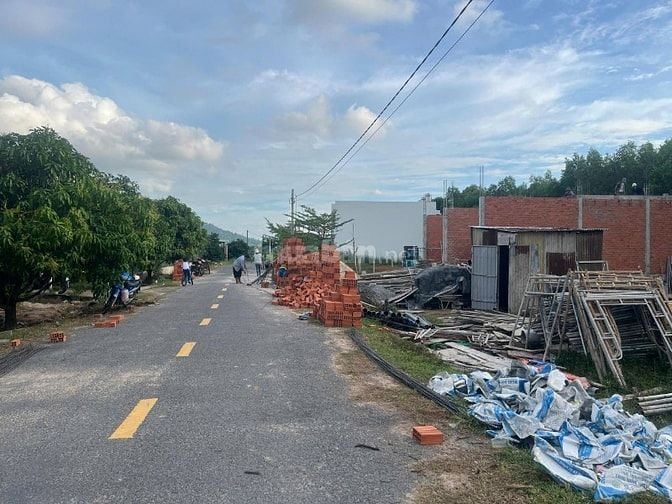 Bán đất Mặt Tiền, View Núi gần Chợ, Chỉ 620tr