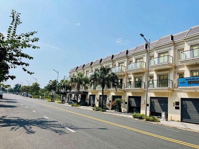 Bán căn shophouse giá rẻ đường 33m liền kề cảng khu TMTD làm Vp và ở