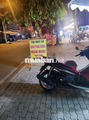 Cho thuê vỉa hè buổi sáng đường Lâm Văn Bền