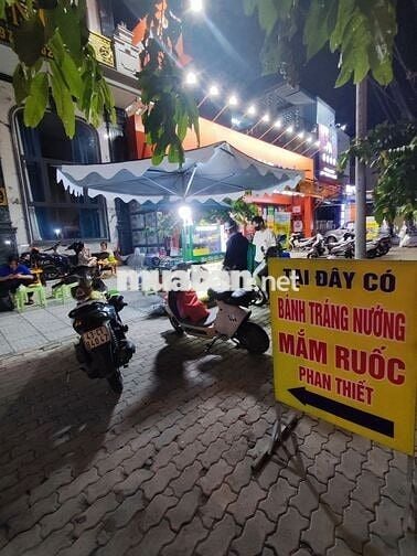 Cho thuê vỉa hè buổi sáng đường Lâm Văn Bền