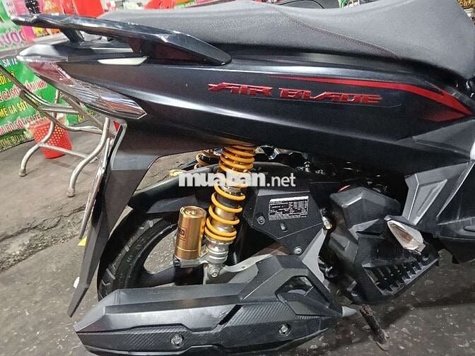 Xe nhãn hiệu Honda là xe tay ga màu đen