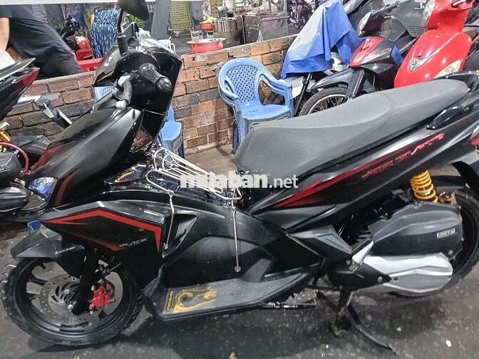 Xe nhãn hiệu Honda là xe tay ga màu đen