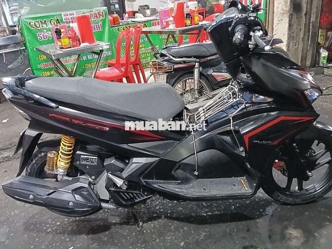 Xe nhãn hiệu Honda là xe tay ga màu đen