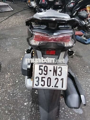 Xe nhãn hiệu Honda là xe tay ga màu đen