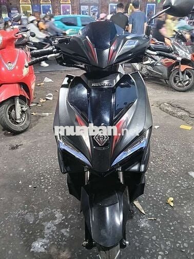 Xe nhãn hiệu Honda là xe tay ga màu đen