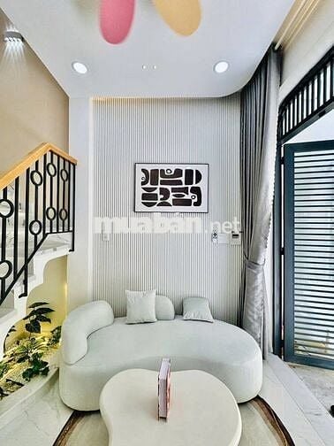 Bán gấp nhà Phạm Văn Hai, Tân Bình 32 m2/3 tỷ 290. 1T1L sổ hồng riêng