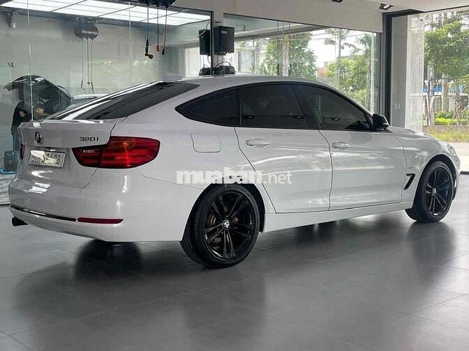 BMW 3 Series 2016 320i GT - 82000 km