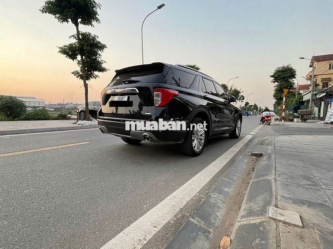 Ford Explorer Đen 7 chỗ.