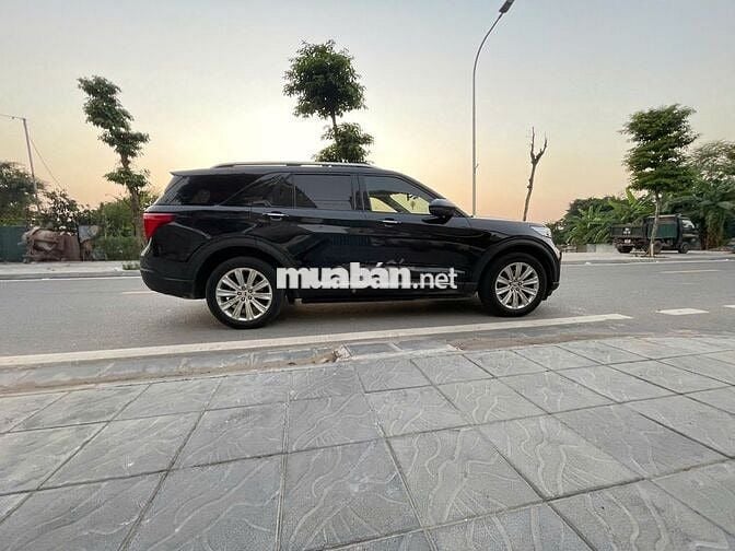 Ford Explorer Đen 7 chỗ.