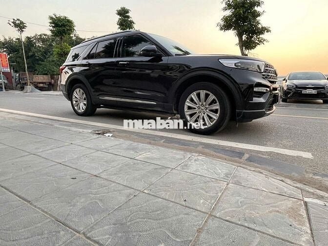 Ford Explorer Đen 7 chỗ.