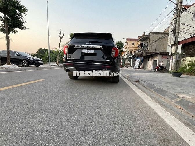 Ford Explorer Đen 7 chỗ.