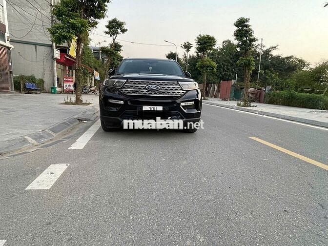 Ford Explorer Đen 7 chỗ.