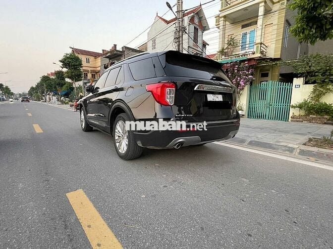 Ford Explorer Đen 7 chỗ.