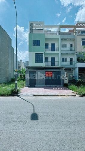 Chính chủ cho thuê phòng 30m2 ở KDC 13E Intresco đối diện ĐH Văn Hiến