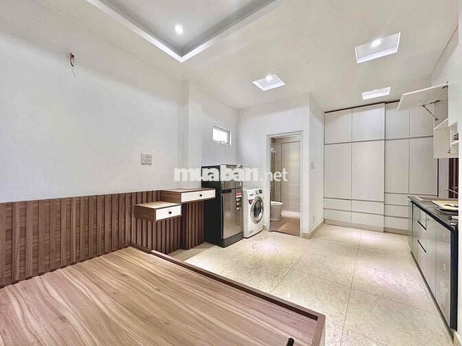 CHO THUÊ PHÒNG BAN CÔNG FULL NỘI THẤT GIÁ RẺ GẦN BỜ KÈ TRƯỜNG SA Q3