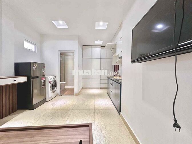 CHO THUÊ PHÒNG BAN CÔNG FULL NỘI THẤT GIÁ RẺ GẦN BỜ KÈ TRƯỜNG SA Q3