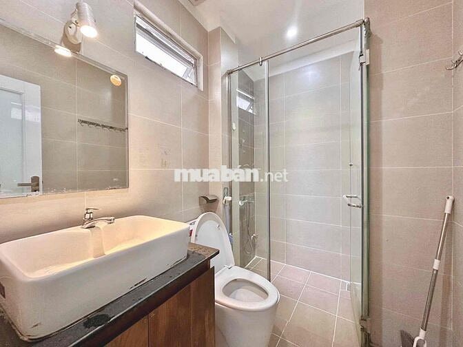 CHO THUÊ PHÒNG BAN CÔNG FULL NỘI THẤT GIÁ RẺ GẦN BỜ KÈ TRƯỜNG SA Q3