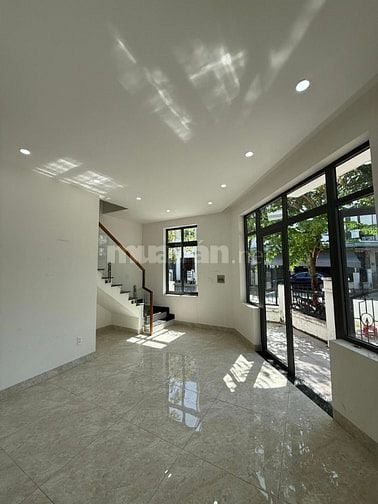 Nhà 2 mặt tiền, thích hợp làm văn phòng diện tích 88m2. Giá thuê 7tr