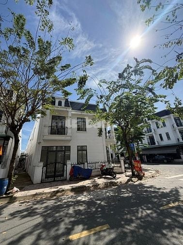 Nhà 2 mặt tiền, thích hợp làm văn phòng diện tích 88m2. Giá thuê 7tr