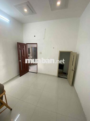 Dành cho nữ hoặc sinh viên. Phòng có kho chứa hàng hoá nhỏ, tủ lạnh…