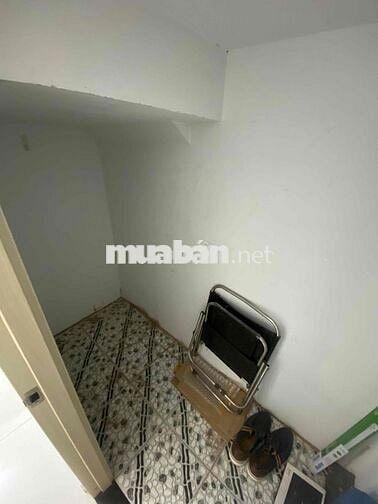 Dành cho nữ hoặc sinh viên. Phòng có kho chứa hàng hoá nhỏ, tủ lạnh…