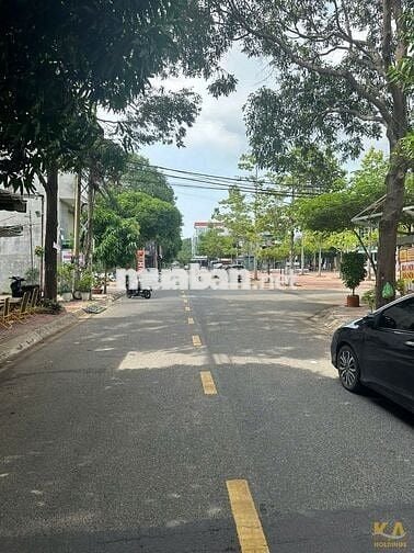 BÁN LÔ ĐẤT ĐẸP MẶT TIỀN KHU BIỆT THỰ CHÍ LINH P.10 : 9T TL