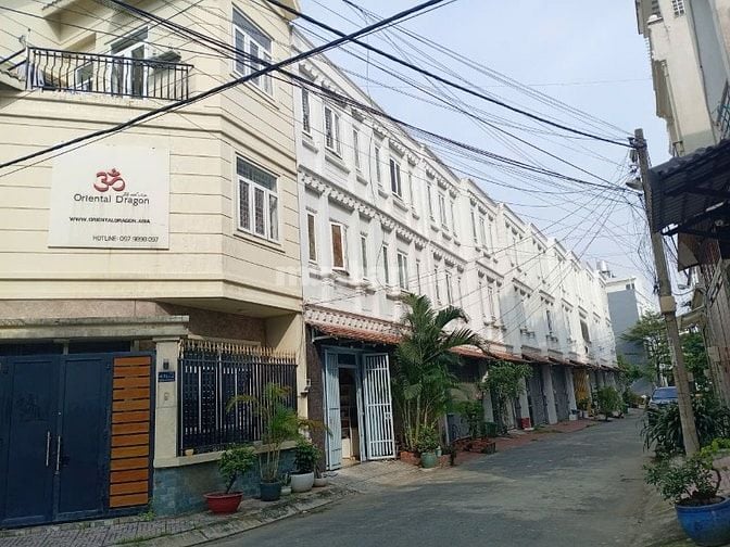 NHÀ CHO THUÊ NGAY VÒNG XOAY PHÚ HỮU- RỘNG RÃI, AN NINH, THUẬN TIỆN