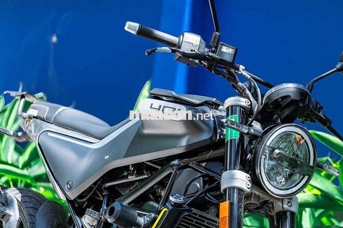 Husqvarna Svartpilen 401 Xám 27.000 km