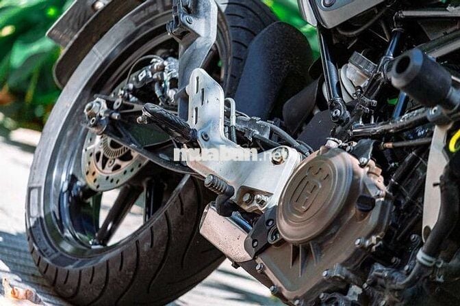 Husqvarna Svartpilen 401 Xám 27.000 km