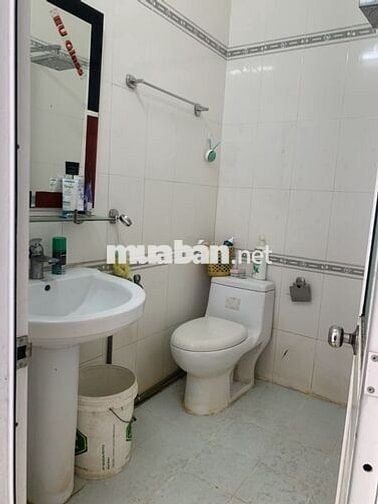 Phòngmới đủ N.thất,jờ tự do,kế Cviên Cao Lỗ P4Q8,WC riêg,M.lạnh,cửa sổ