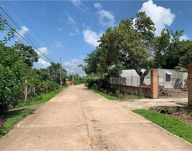 Nhà CẤP 4 gần Thị Trấn Định Quán đá ba chồng DT; 30 x 240m Thổ cư 300m