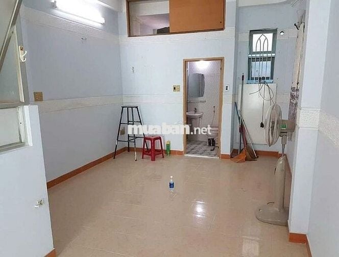 4PN, 4WC. Hẻm xe hơi 277/3A Nguyễn Chí Thanh, Q.5. DT 4x14m, 3 lầu ST