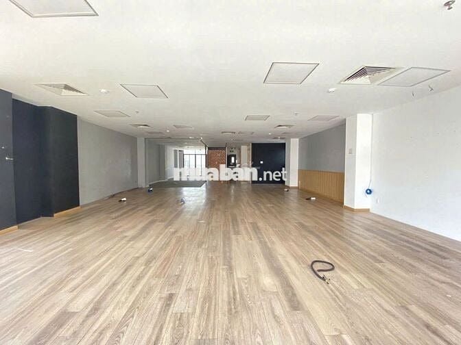 Cho thuê Mặt bằng Văn Phòng to rộng - 105 Cô Giang Q1 giá ưu đãi